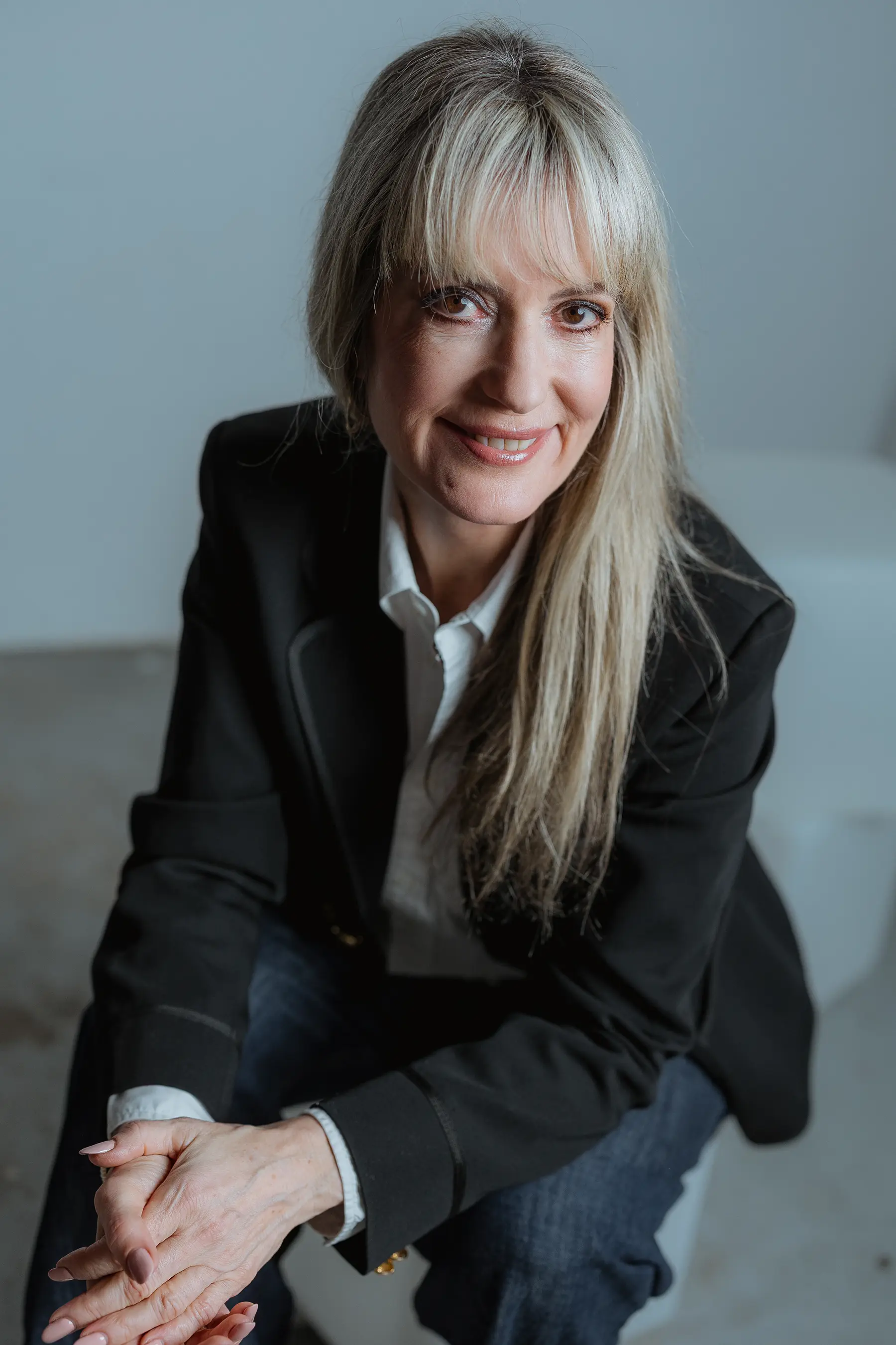 Astrid Dahl Beziehungsexpertin Portrait mit schwarzem Blazer und weisser Bluse