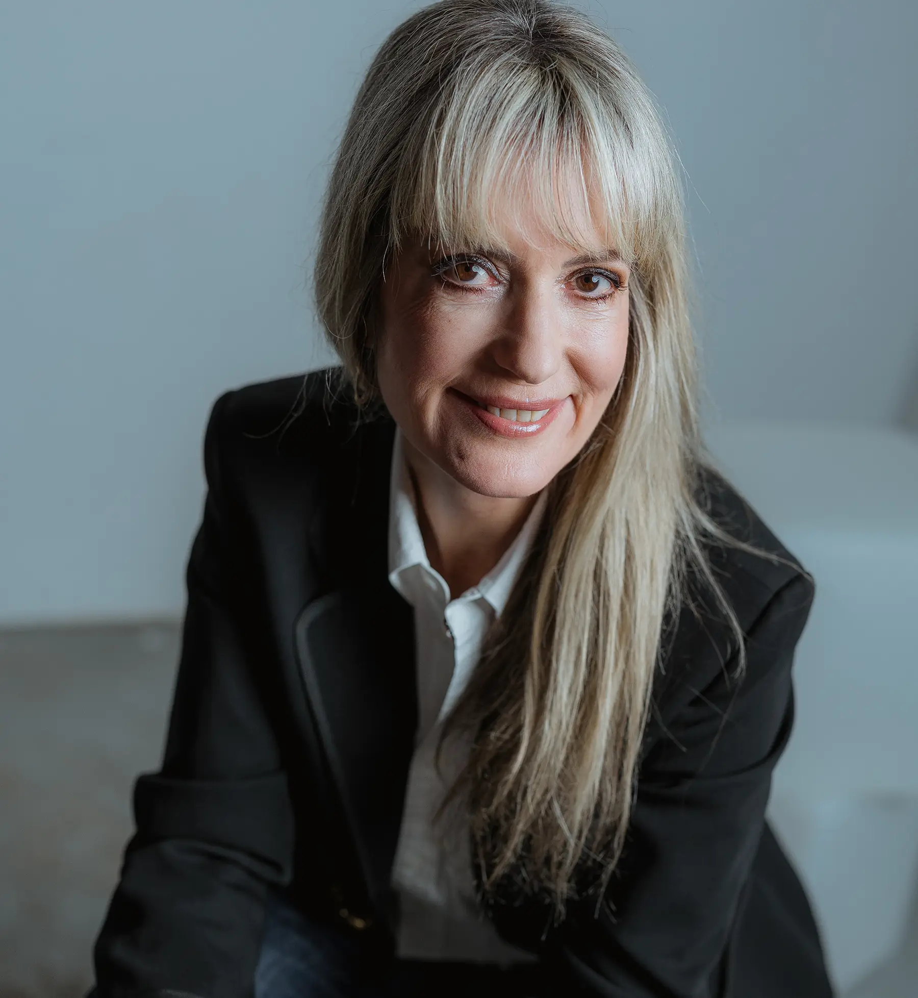 Astrid Dahl Beziehungsexpertin Portrait mit schwarzem Blazer und weisser Bluse