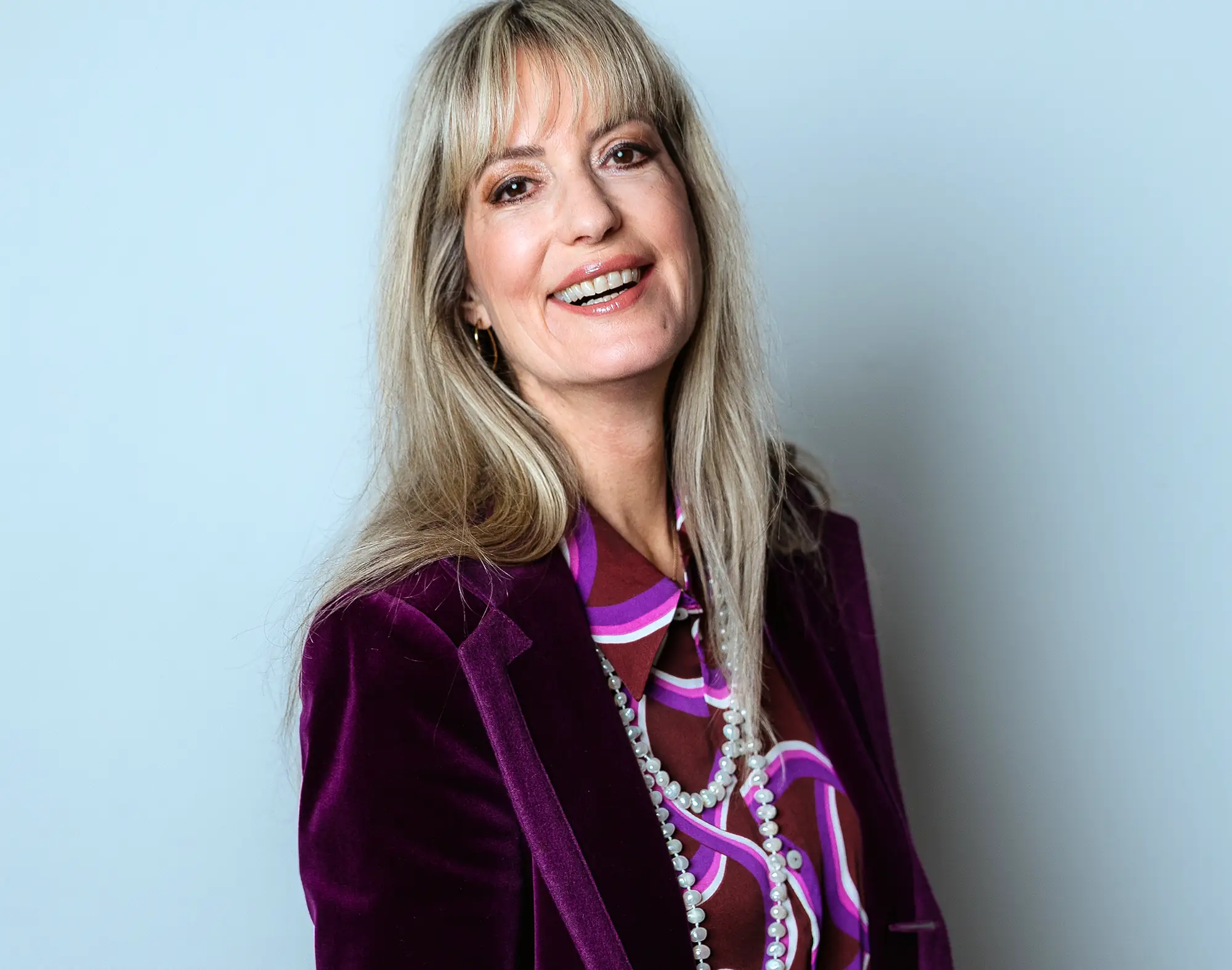 Astrid Dahl Beziehungsexpertin Portrait mit lila Samtblazer
