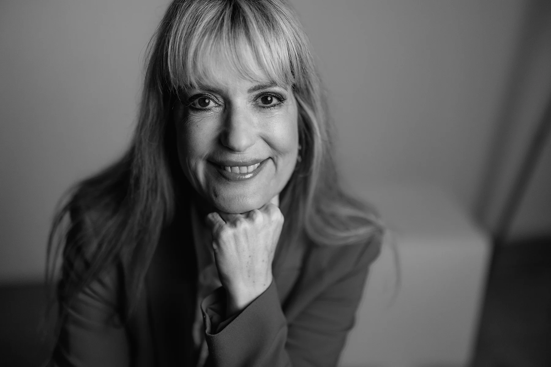 Astrid Dahl Beziehungsexpertin Portrait Schwarzweiß mit Hand am Kinn